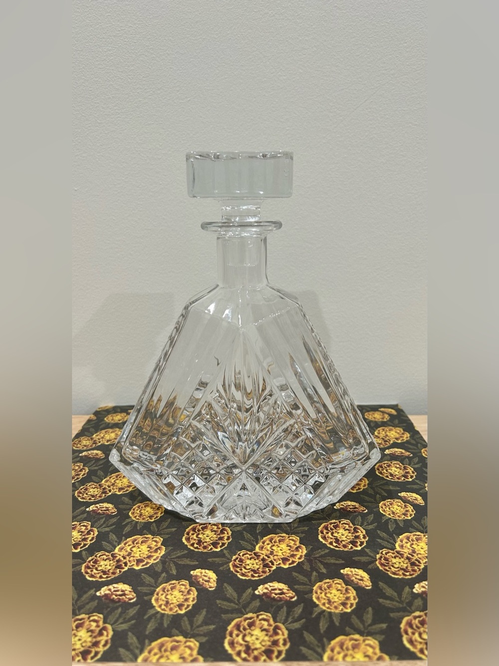 Clear Glass Decanter Geometric Faceted Diamond Pattern Square Stopper